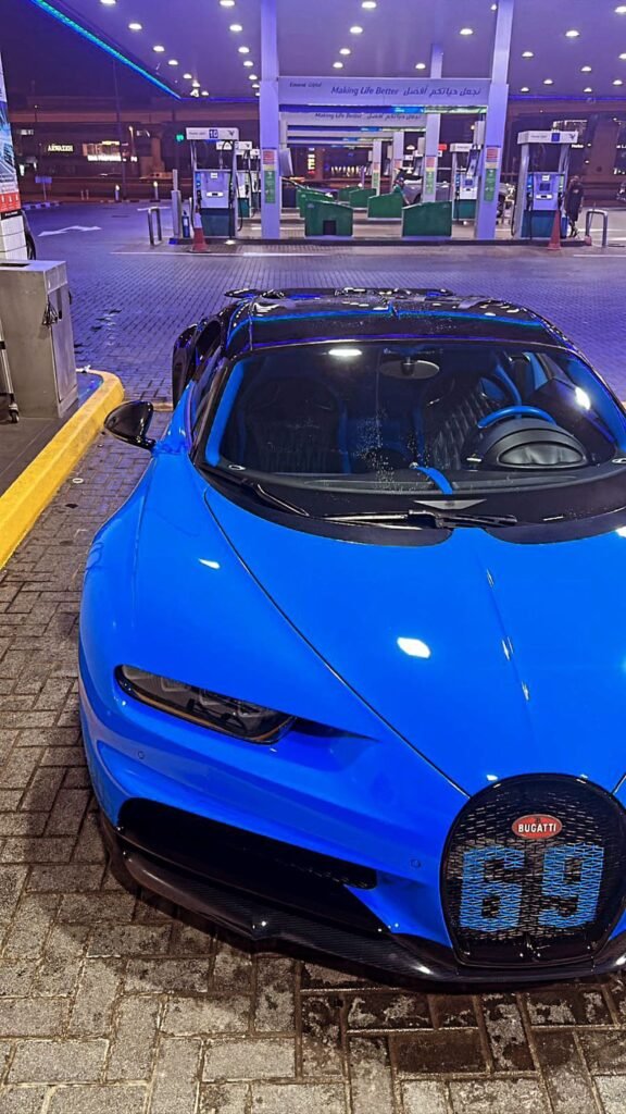 Plavi Bugatti Chiron.