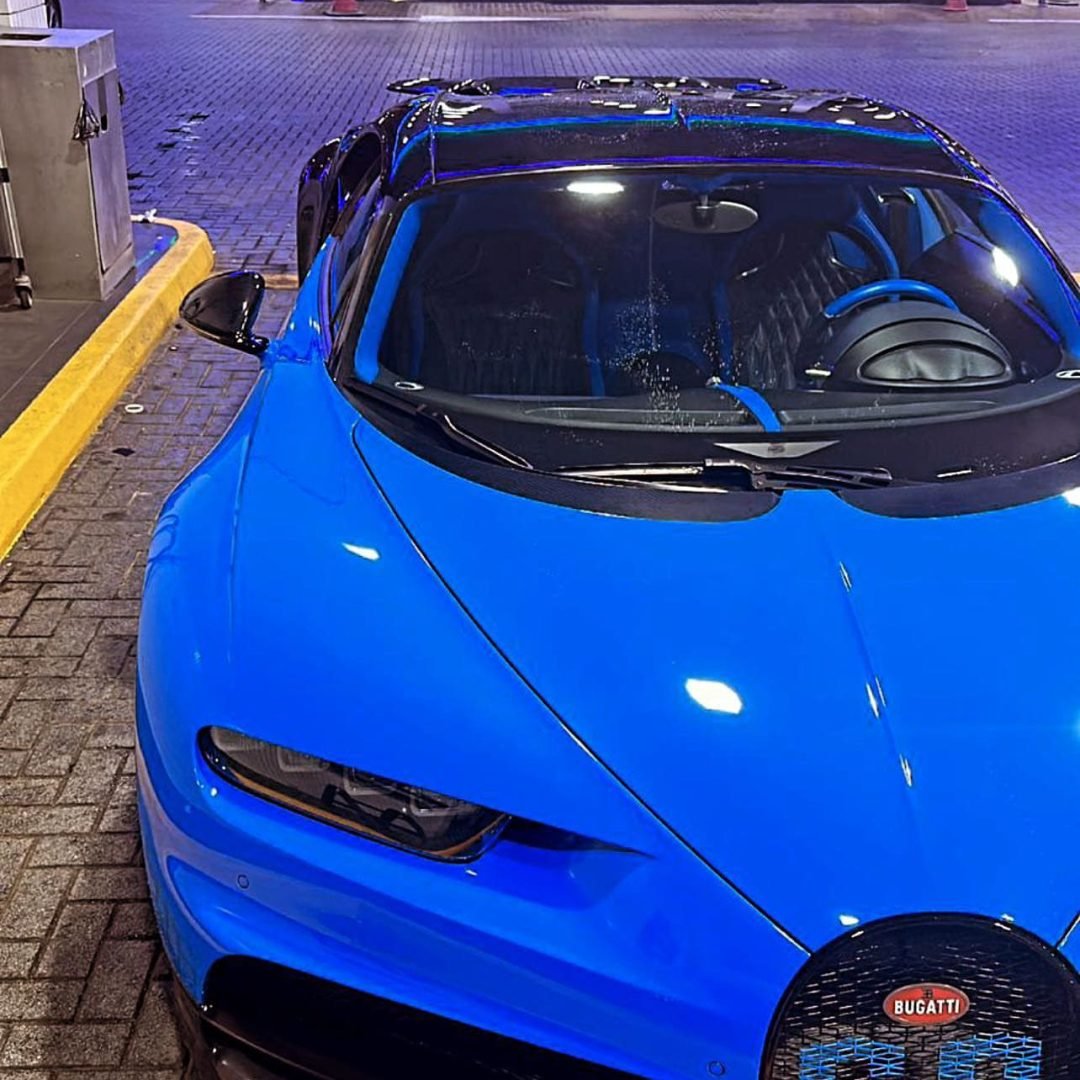 Plavi Bugatti Chiron.